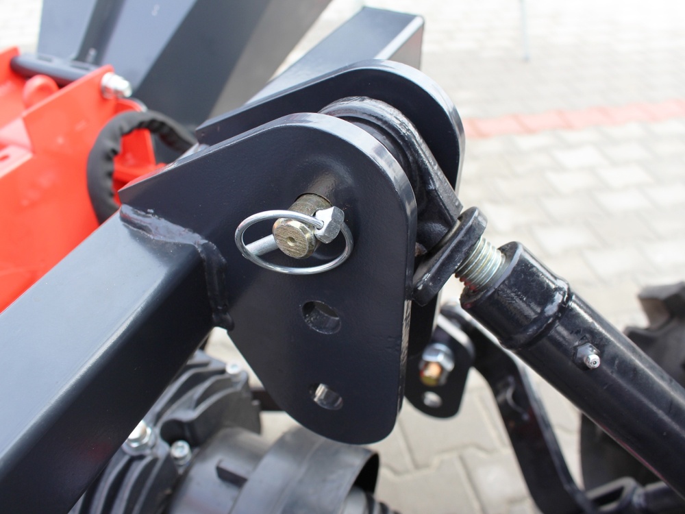 STAREX AXR 90 kardán hajtású ágaprító hidraulikus adagolással 100 mm vágási átmérővel - Starex Pro Kft.